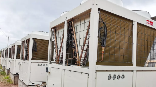 養鴨場老板:熱泵供暖溫度高,費用比燒煤還省!